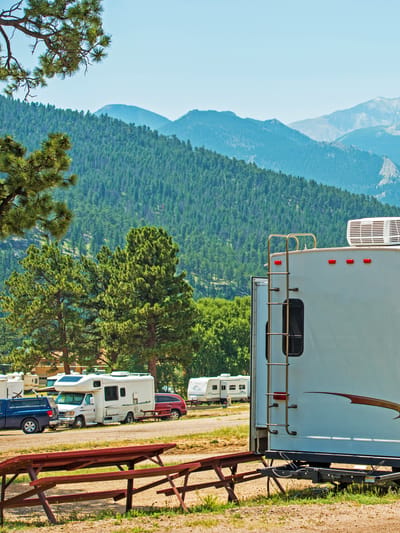 rv-in-picturesque-mountain-campground-under-clear-2026-03-20-06-16-56-utc